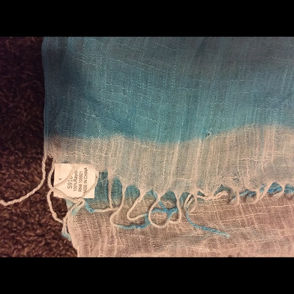 ✨free when bundled✨ Blue and White Striped Scarf - Picture 3 of 3